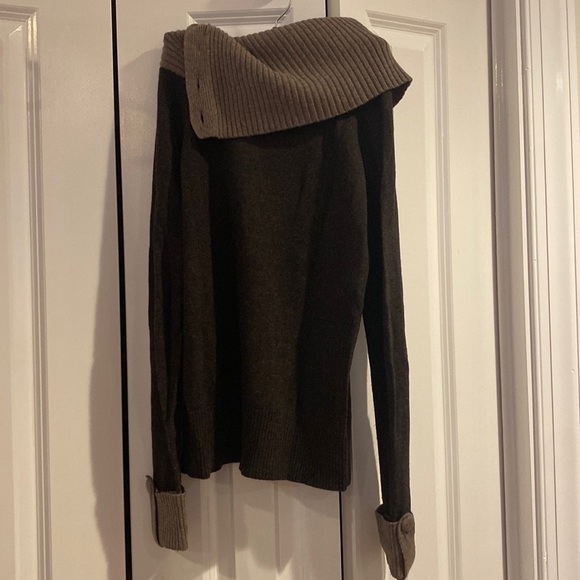Banana Republic Sweater - Picture 4 of 4